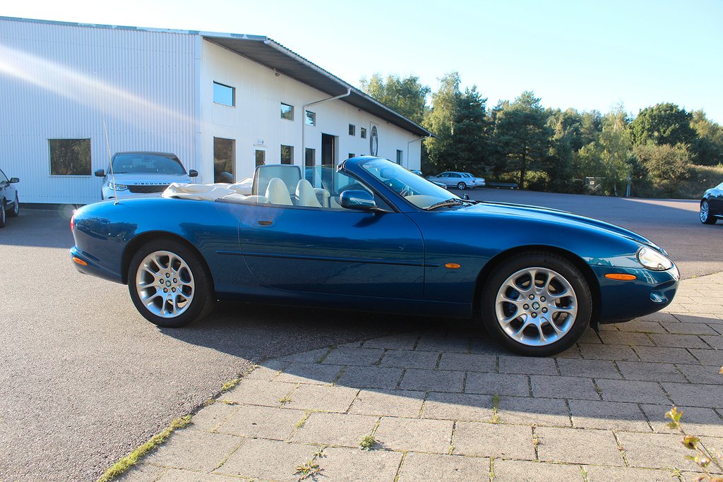 Jaguar XK 8 4,0 Convertible, lågmil, sv såld, kanonfärg!