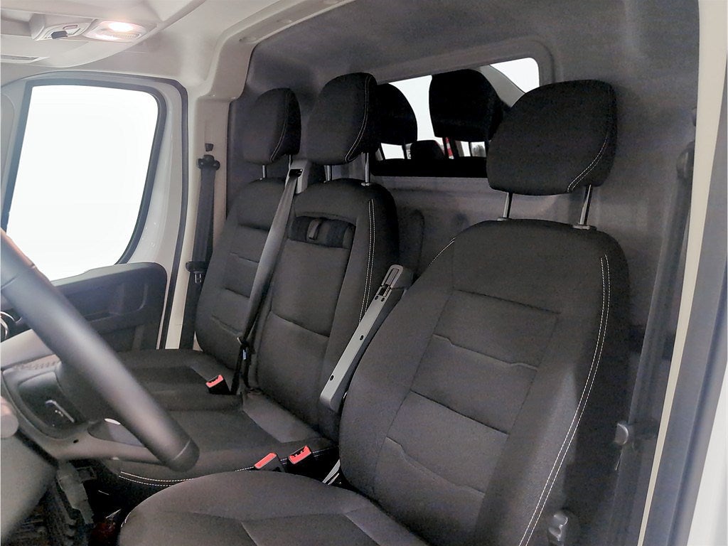 Bild på Peugeot Boxer Style + Navi pack 180hk AT8 L3H2 - DEMO