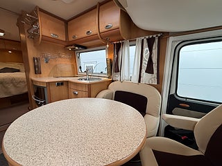 Husbil-integrerad Le Voyageur LX850 Mercedes (184HK AUT) Queensbed! ALDE! Hydrauliska stödben! 6 av 23