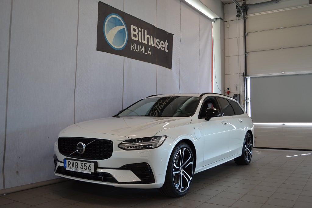 Volvo V90 Recharge T8 AWD 456hk Ultimate Dark B&W Luftfj HUD