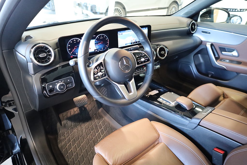 Mercedes-Benz CLA 200 Shooting Brake 7G-DCT Panorama Kamera Läder Navi