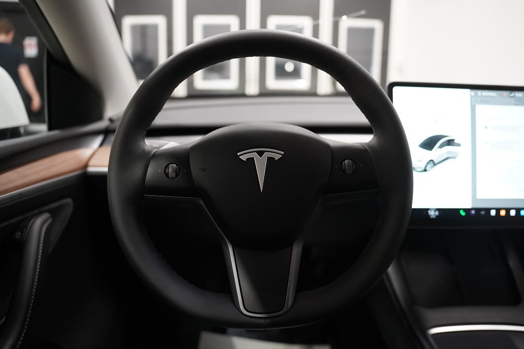Tesla Model Y Standard Range 299hk / Dragkrok / En ägare