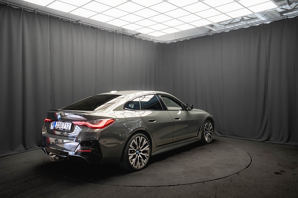 BMW i4 M50 xDrive SUPERCHARGED PANO 20' LASER KOLFIBER MOMS