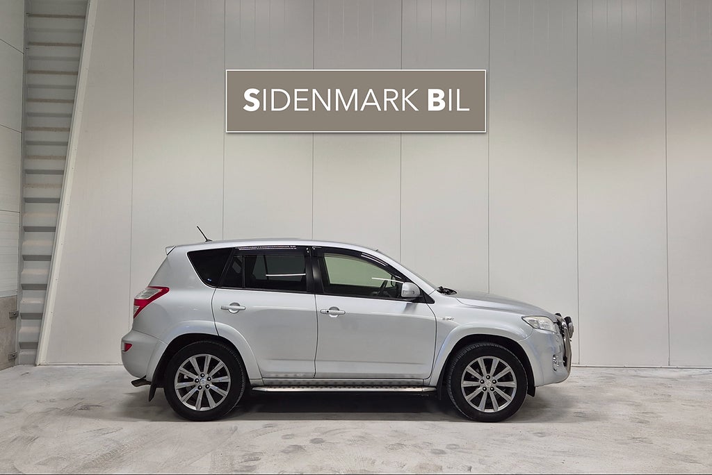 Toyota RAV4 2.2 177hk 4x4 Drag Värmare Bkamera Navigation Välservad