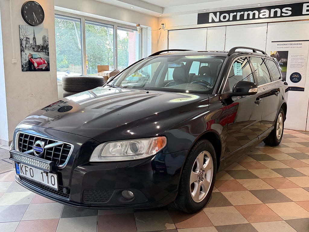 Volvo V70 2.4 D5 Momentum Nybesikt/Dragkrok/M+Värm/175hk