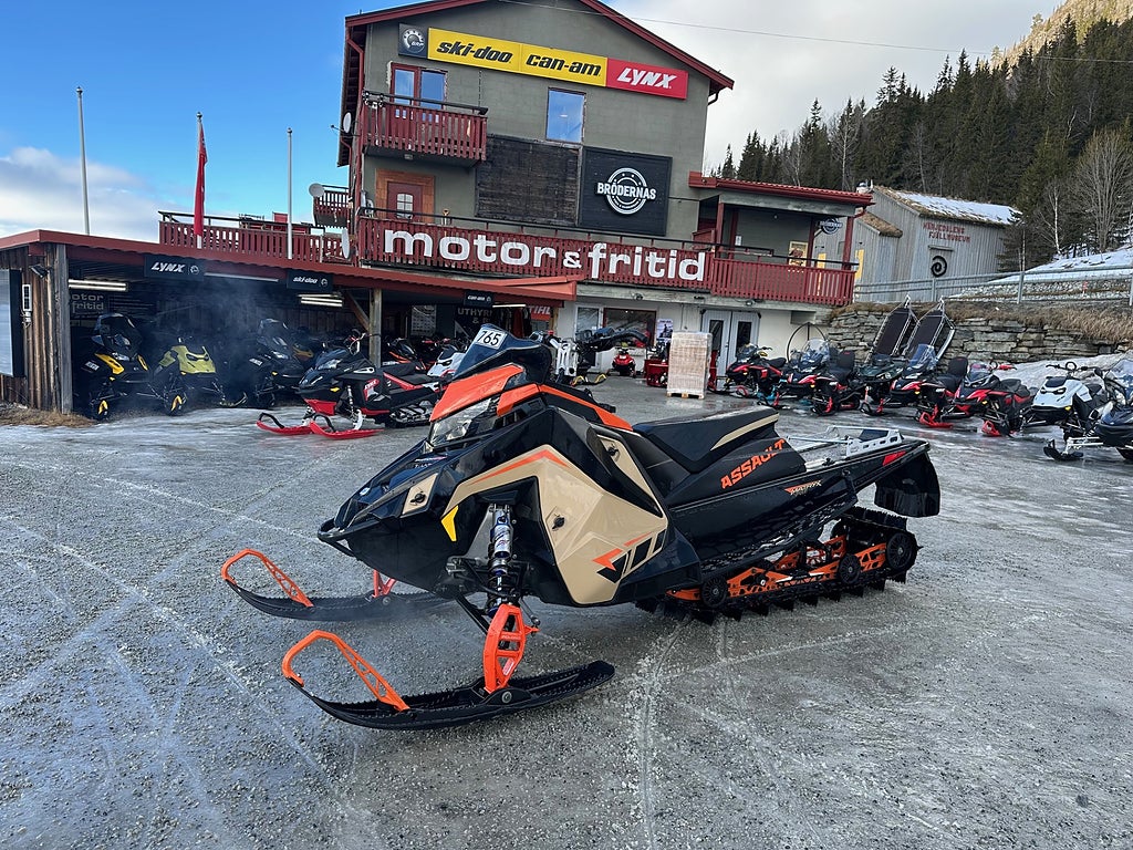 Polaris Switchback Assault 146" 850 7S Display -22 *MOMS 