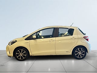 Toyota Yaris Hybrid e-CVT Rattvärme/Kamera/MoK/AWD – bild 4