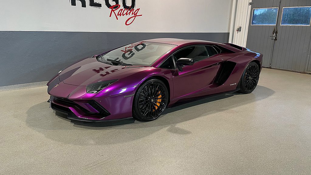 Lamborghini Aventador S LP 740-4 har en 6,5-liters V12-motor som genererar 740 hästkrafter. 