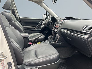 Subaru Forester 2.0 4WD Sov-däck/Drag/Kamera/Pano/Skinn/Kedja/P-sens