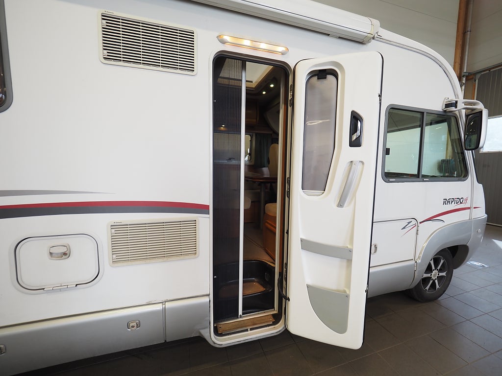 Rapido M996 Mercedes Benz I Aut I 150hk I Långbäddar