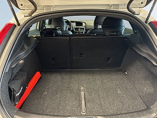 Volvo V40 D3 R-Design Aut Dvärmare B-kamera Farthållare S&V-däck – bild 12