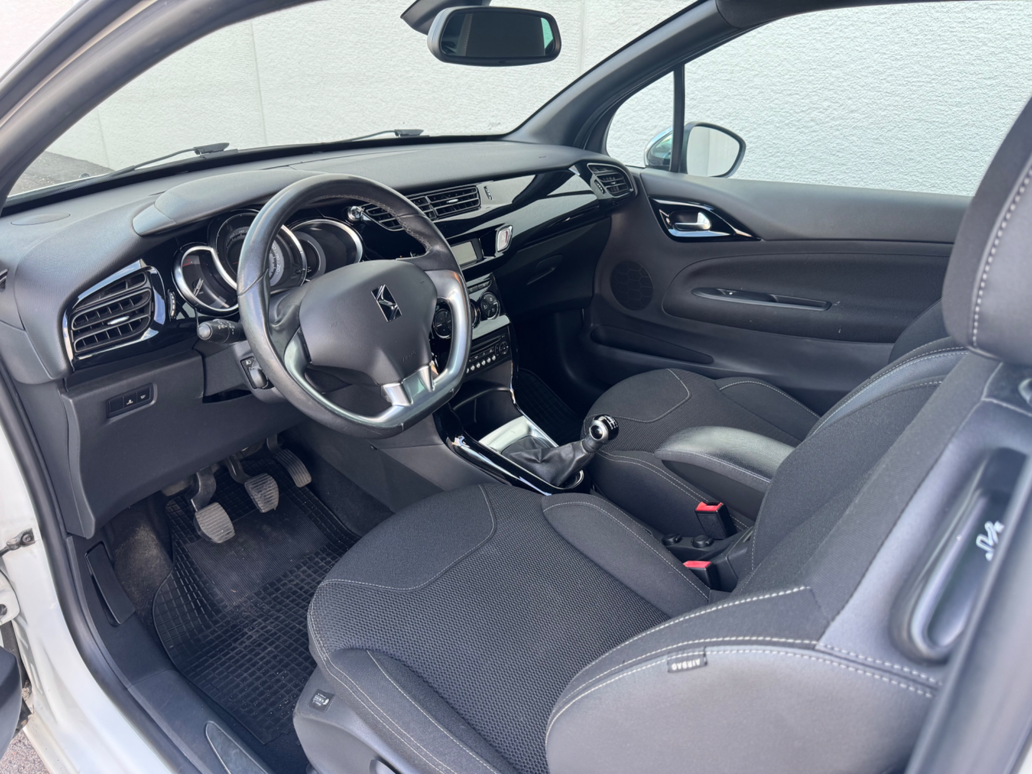 Citroen DS3 1.6 e-HDi Airdream 2013, bild 6/46