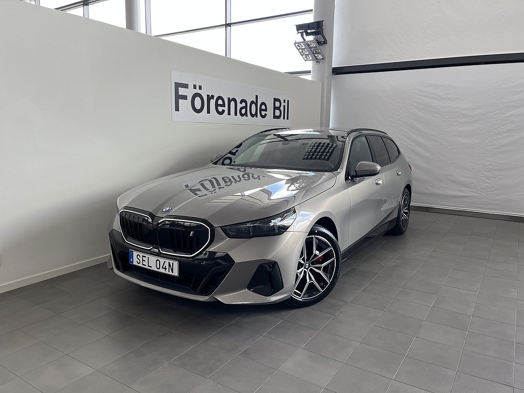 BMW i5 xDrive40 Touring M Sport Pro Drag B&W 19" Rattvärme