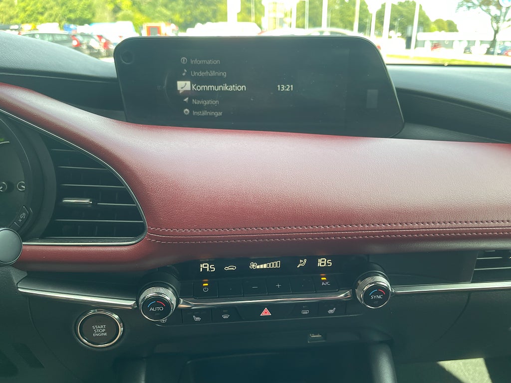 Mazda 3 Cosmo vinröd skinnklädsel 2.0 SKYACTIV-X AWD 180 hk