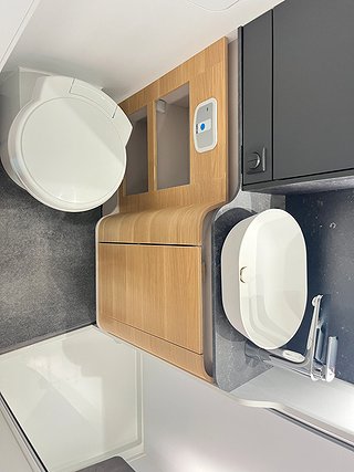 Husbil-halvintegrerad Adria CORAL 670 SLT PLUS 21 av 28