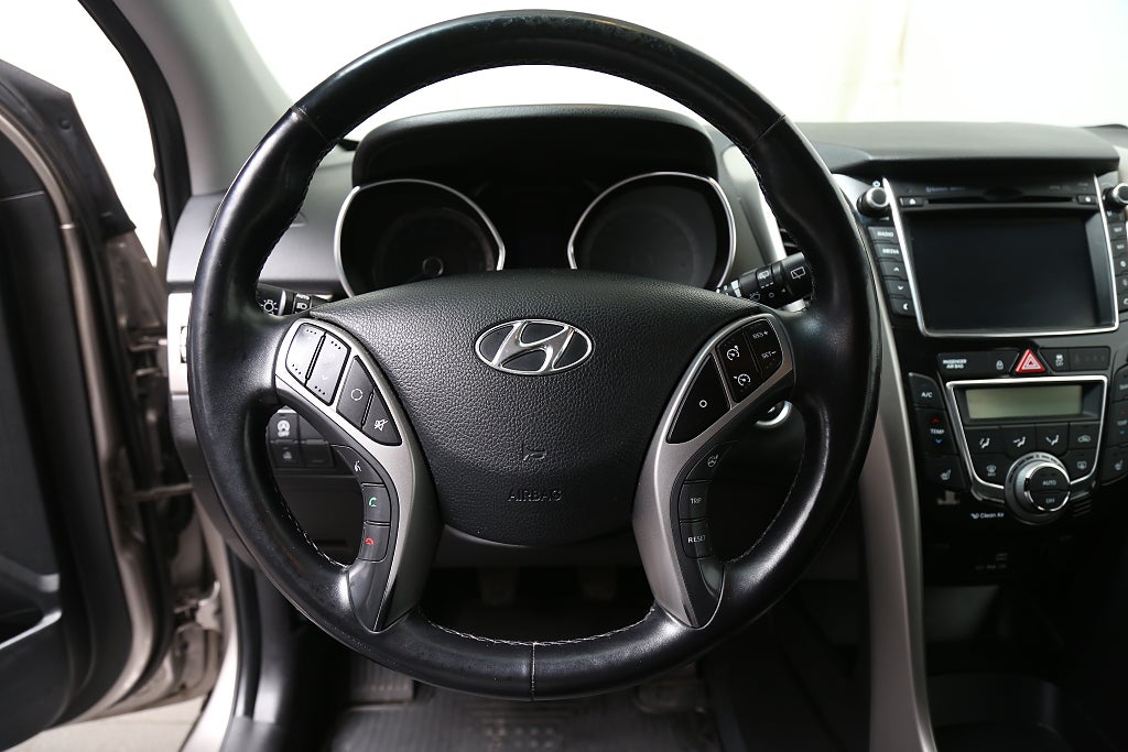 Hyundai i30 1,6 GDI 135hk Premium Kombi Kamera Keyless Navi Drag 2017