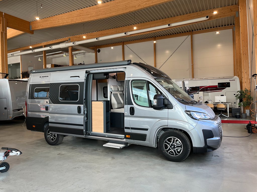 Twin 640 SLB (60Y) - Adria Twin 640 SLB (60Y) / Långbädd / B-körkort / Automat