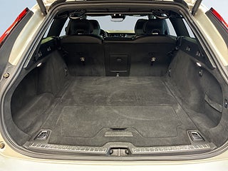 Volvo V90 PLUG-IN T8 AWD R-Design Drag HuD 360° B&W Pano Navi S&V – bild 12