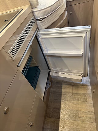 Husbil-halvintegrerad Globe-Traveller Pathfinder Z 150HK Automat! Långbäddar & utfällbar dubbelbädd! 9 av 19