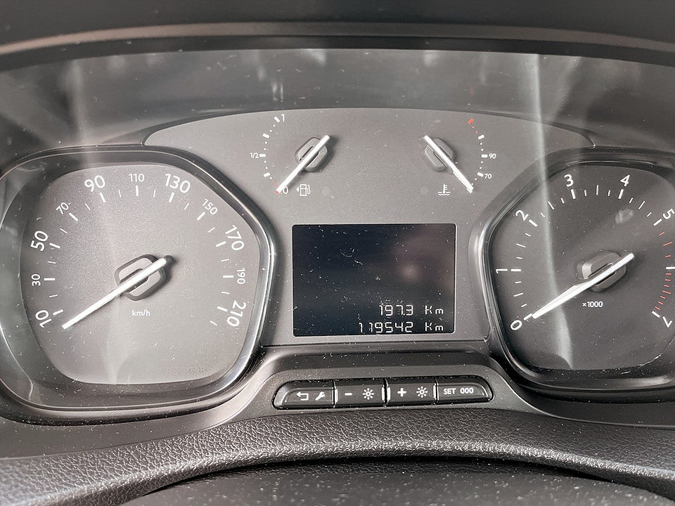Bild på Peugeot Traveller Business 2.0 BHDi 144hk Aut L3 9-SITS DRAG CARPLAY