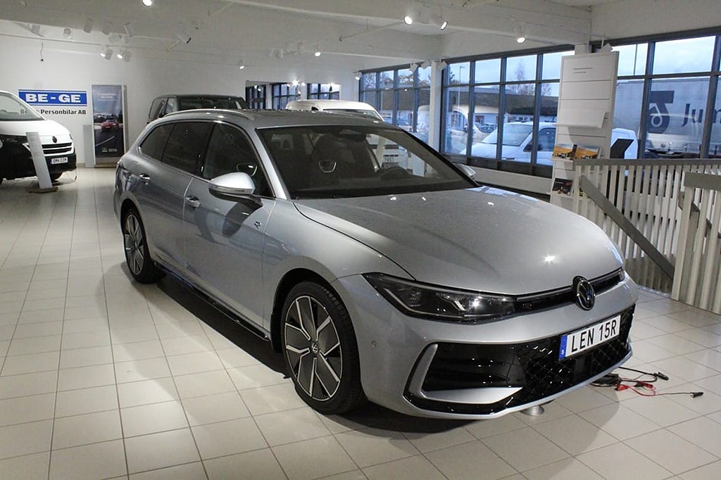 Volkswagen Passat Variant eHybrid R-Line 272HK DSG Drag Värmare Panorama