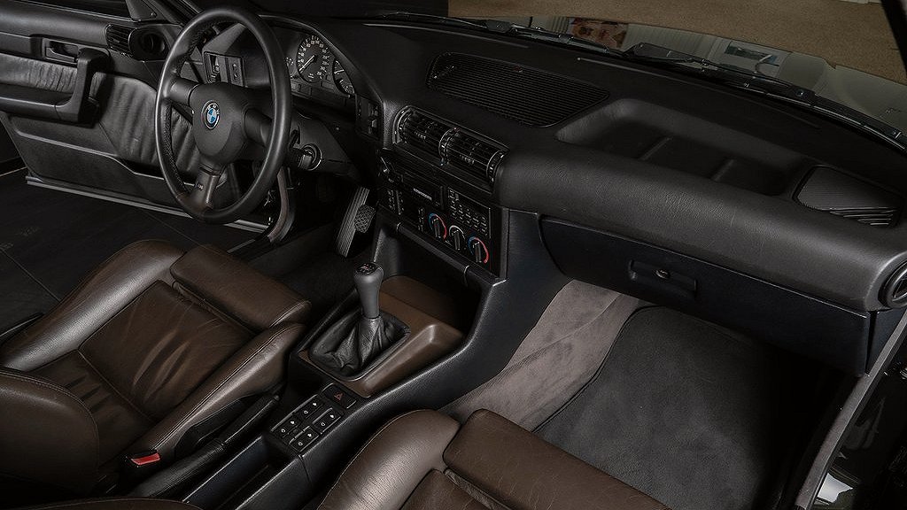 BMW 525i från E34-generationen har totalrenoverats. 