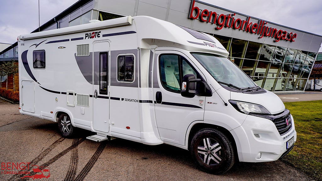 Pilote Sensation P 746 C | Queenbädd | Taksäng | Automat | AC x2