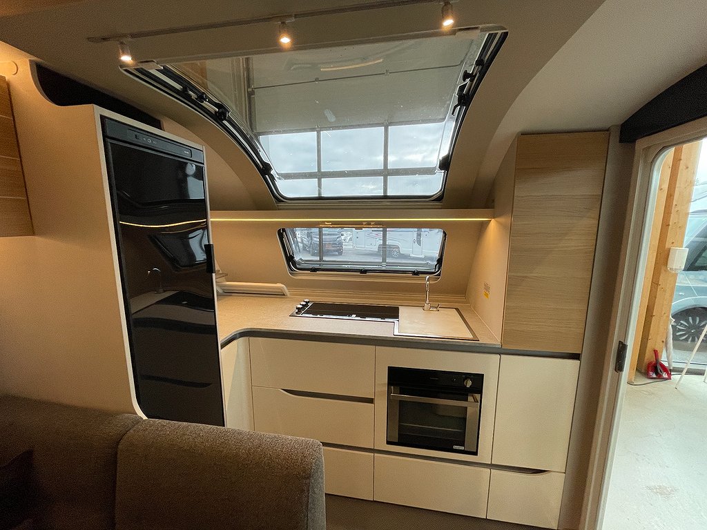 Adria Adora 613 HT / ALDE / Solcell / Långbäddar / Ugn - Adria