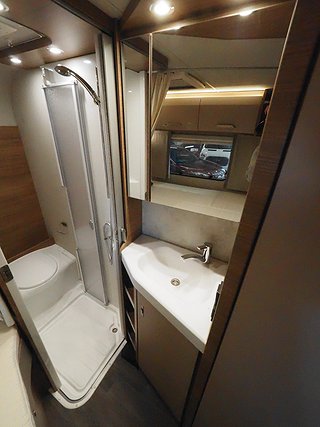 Husbil-integrerad Knaus Van i 550 MF 12 av 16