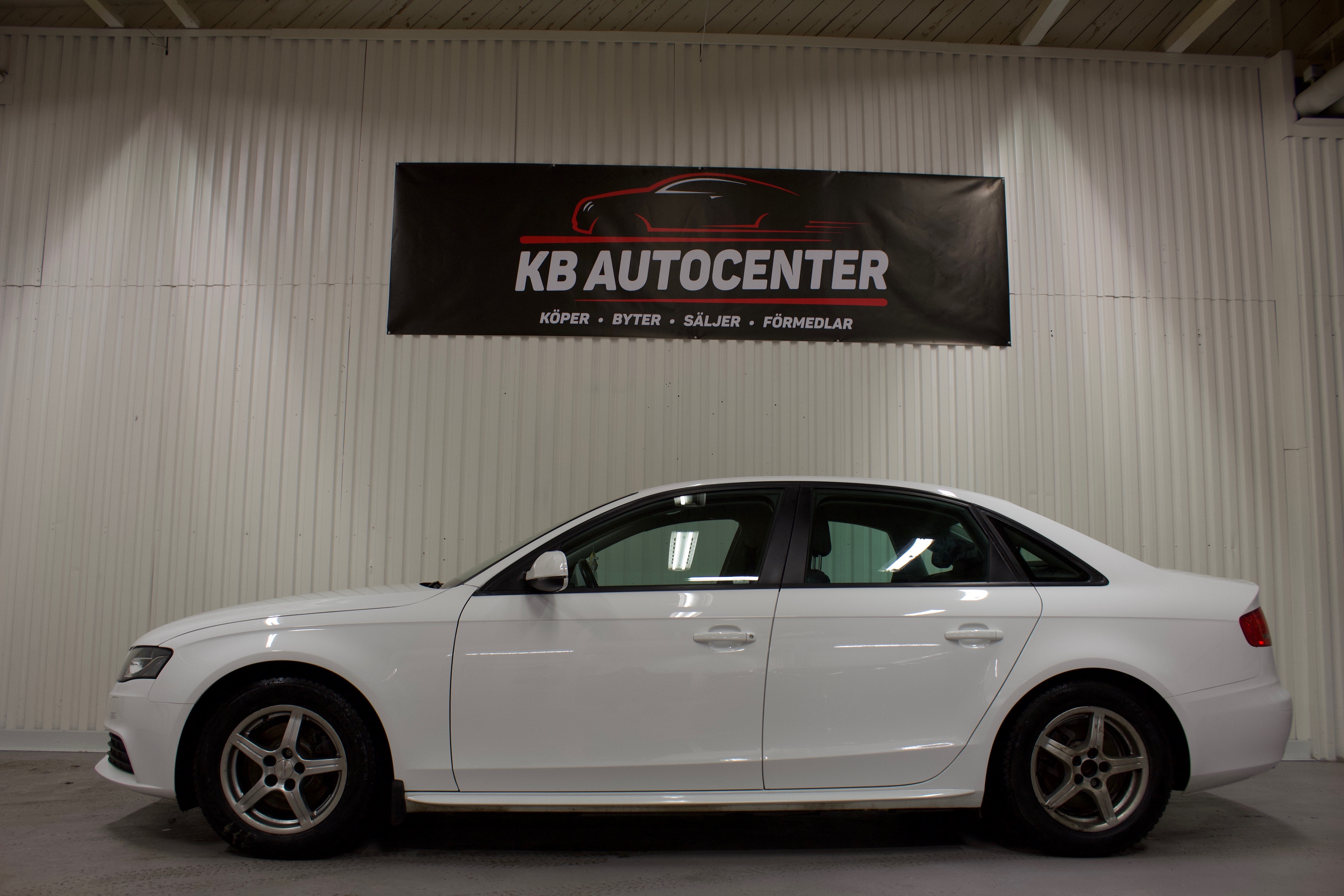 Audi A4 Sedan 2.0 TDI 2012, photo 3/55