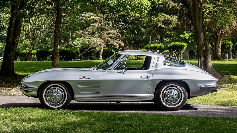 Den här Chevrolet Corvette har en split window. Foto: Mecum 