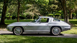 Den här Chevrolet Corvette har en split window. Foto: Mecum 