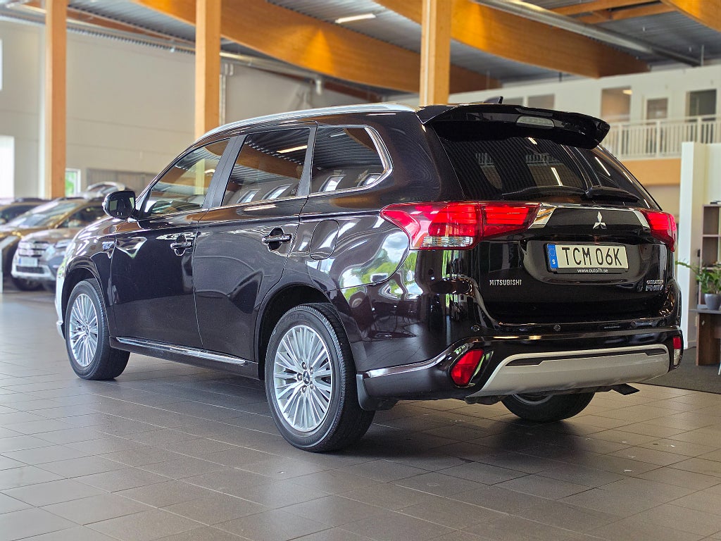 Mitsubishi Outlander PHEV Business / AWD / 360-kamera /  Rattvärme / Skinn