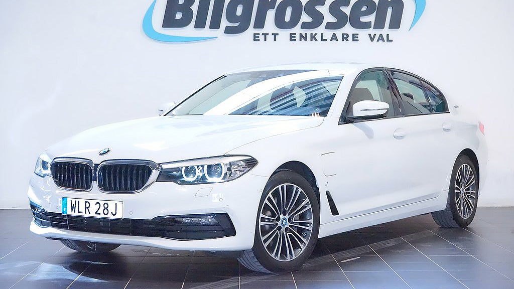 Den raka fyran i BMW 530e får hjälp av en elmotor. 