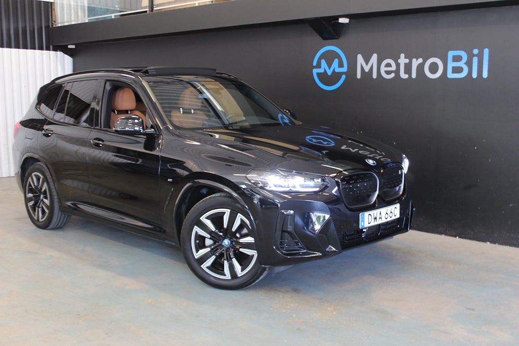 BMW iX3 M-sport Panoramatak Moms/En Ägare 286HK 