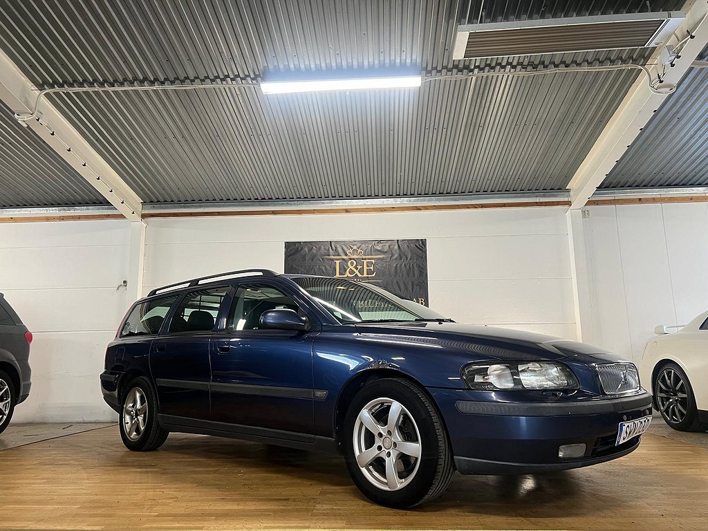 Volvo V70 2.4 Euro 4 HEMLEVERANS MED NYBES OCH SERVICE/DRAG/