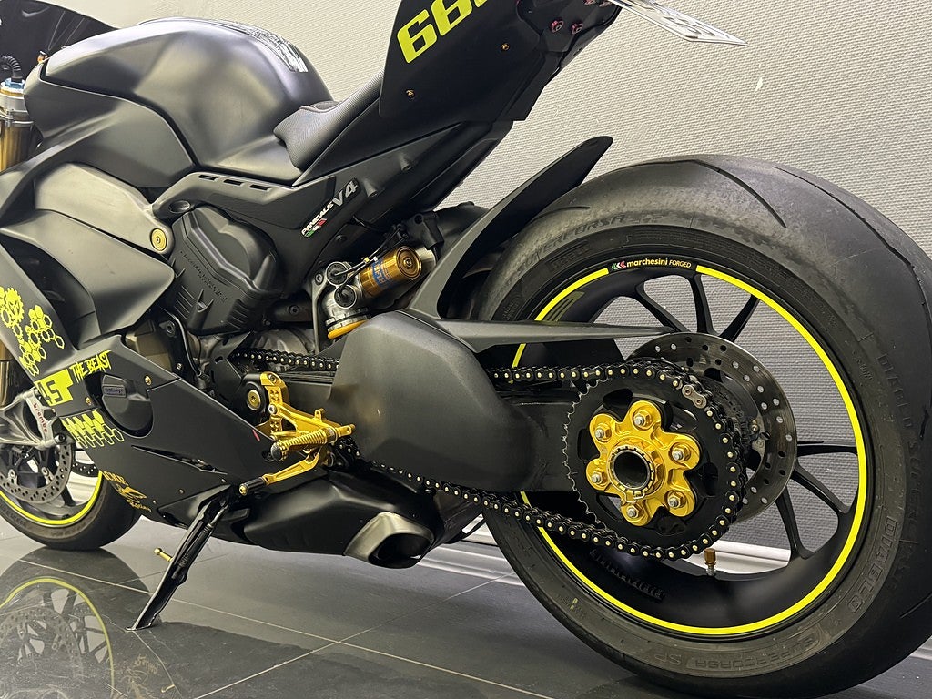 Ducati Panigale V4S DQS | Ventiljusterad | Kamera | Öhlins | Nytt däck