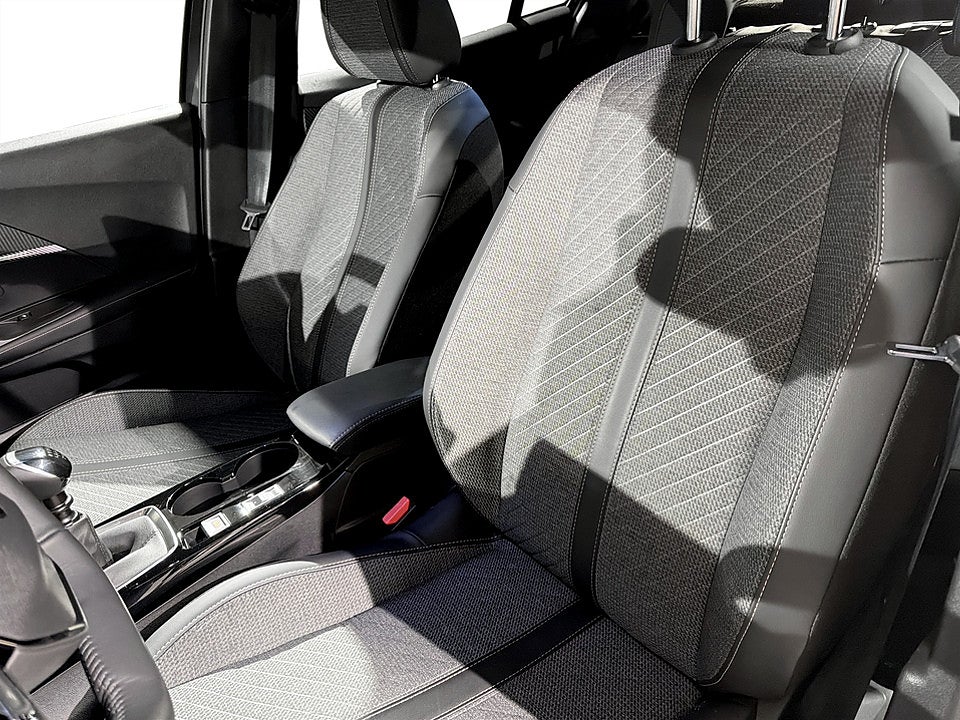 Bild på Peugeot 2008 Allure 1.2 PT 130hk Aut CARPLAY P-SENSORER