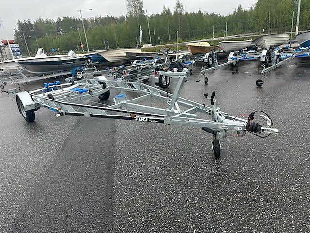 Tikitreiler 1800 BT Bromsad 80 km båttrailer 