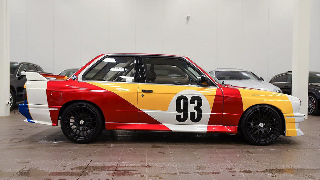 Den här BMW har fått en V8-motor och front från BMW M3. 