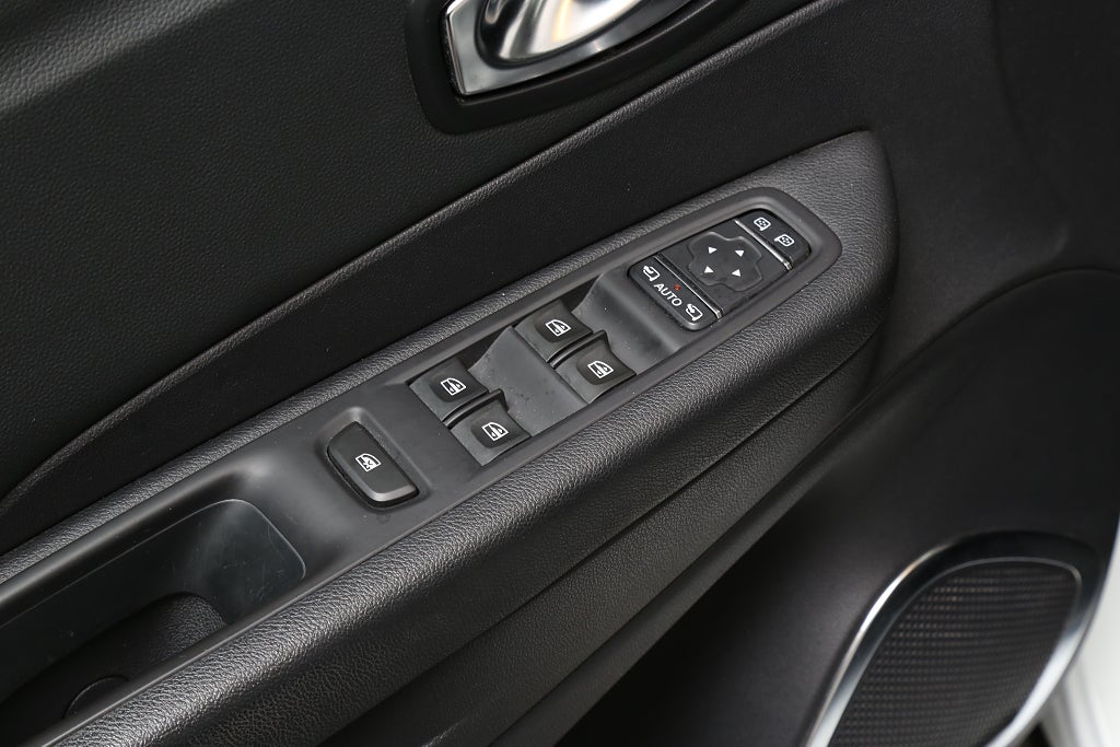 Renault Captur 1,2 TCe BOSE Navi Kamera Pano ”En Svensk Klassiker”