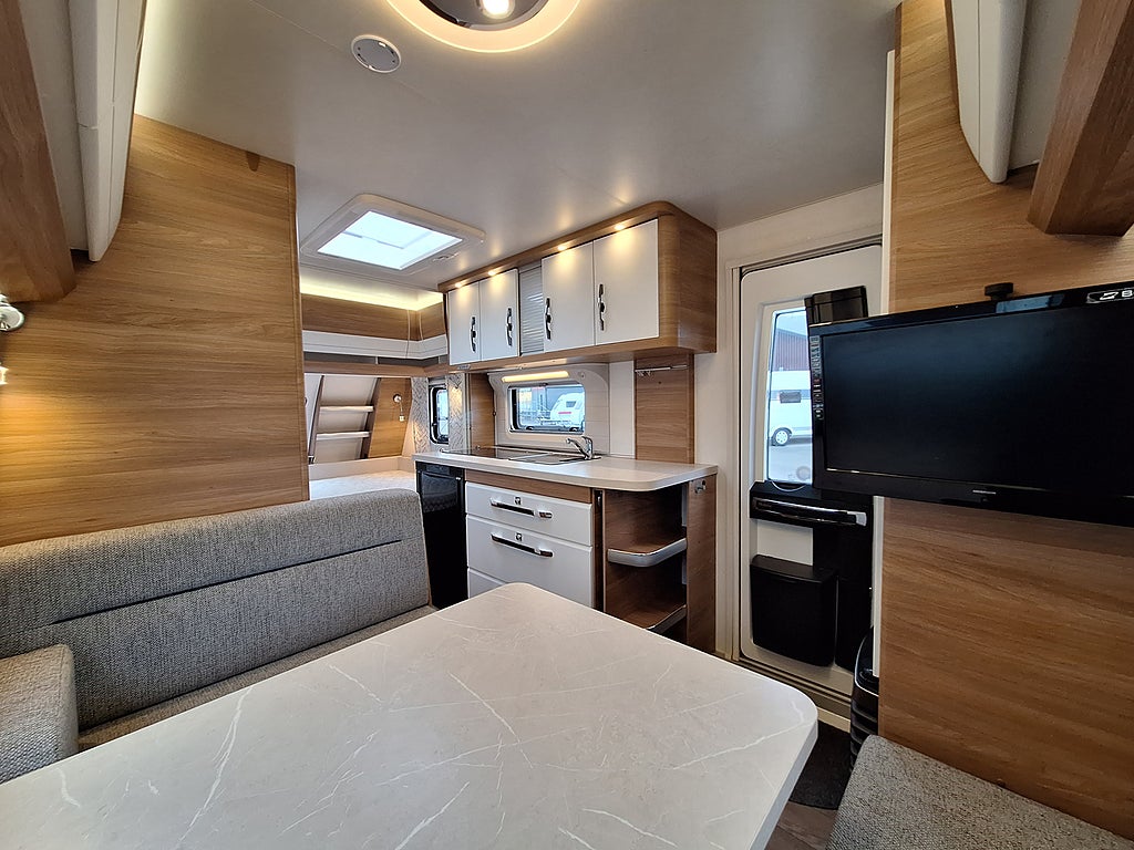 Hobby De Luxe 440 SFe Dubbelbädd, Boxmarkis