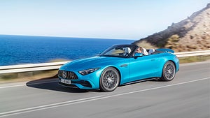 Mercedes-AMG SL 43 Roadster | Kraftstoffverbrauch kombiniert: 9,4-8,9 l/100 km | CO₂-Emissionen kombiniert: 214-201 g/km* Exterieur: Hyperblau metallic; Interieur: Leder Nappa Style kristallweiß.;Kraftstoffverbrauch kombiniert: 9,4-8,9 l/100 km | CO₂-Emissionen kombiniert: 214-201 g/km*Mercedes-AMG SL 43 Roadster | fuel consumption combined: 9,4-8,9 l/100 km | CO₂-emissions combined: 214-201 g/km* exterior: hyperblue metallic; interior: leather nappa style crystal white.;Fuel consumption combined: 9,4-8,9 l/100 km | CO₂-emissions combined: 214-201 g/km*