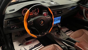 BMW 320d har en minst sagt unik färgsättning på bilen. 