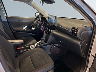 Toyota Yaris Cross Hybrid 115 AWD MOMS B-kamera Motorvärm Adaptiv S&V-däck – bild 10