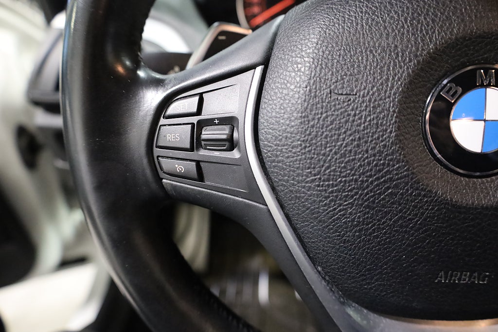 BMW M135i AUT M-Sport 320hk H&K Läder Blåtand Nyservad