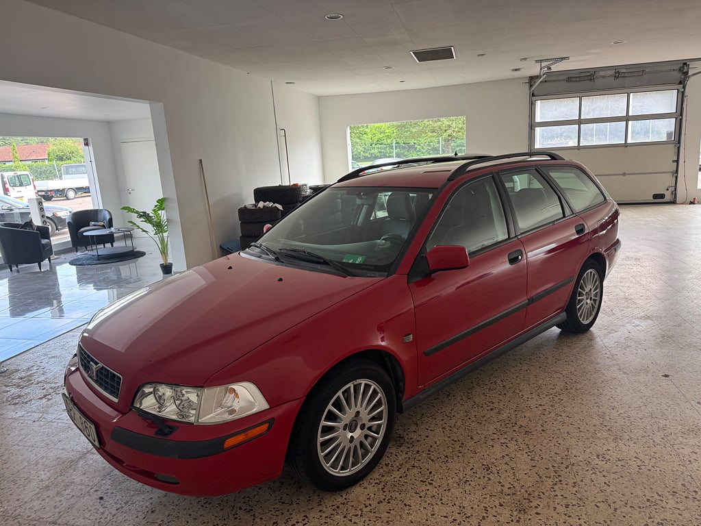 Volvo V40 1.8 drag lågmil ny besiktad 