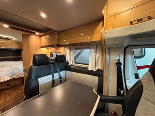 Husbil-halvintegrerad LMC H607 Breezer 150HK AUT  6 av 21