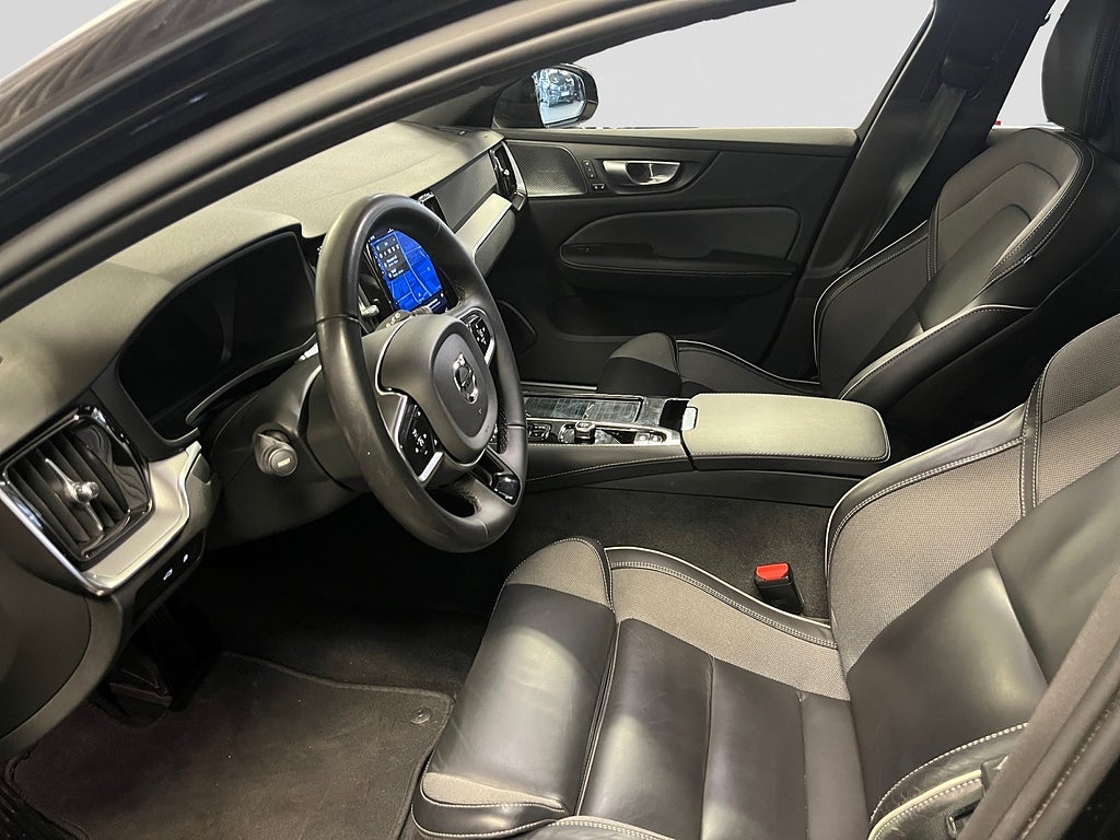 Volvo V60 Recharge T6 AWD Plus Dark 399hk H/K DRAG Orrefors NAVI bild 9