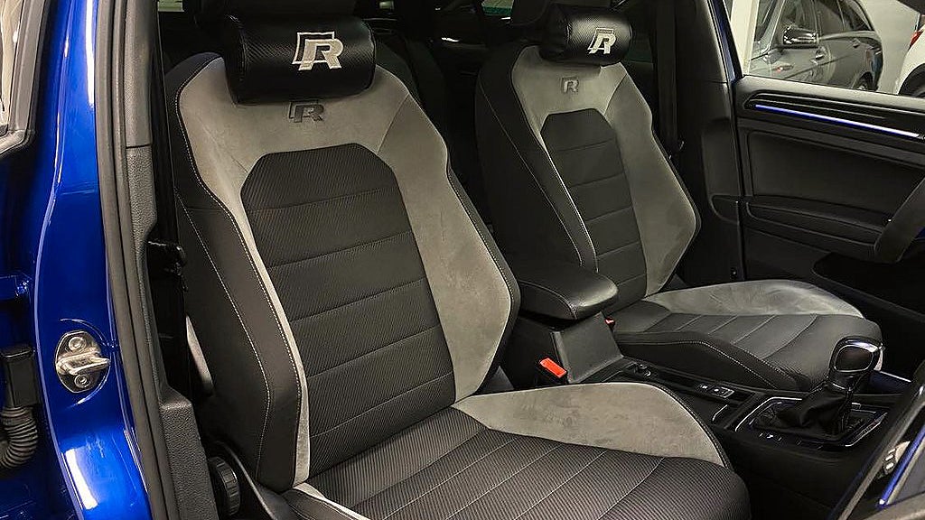 Bilen har ett sportavgassystem från Milltek. 